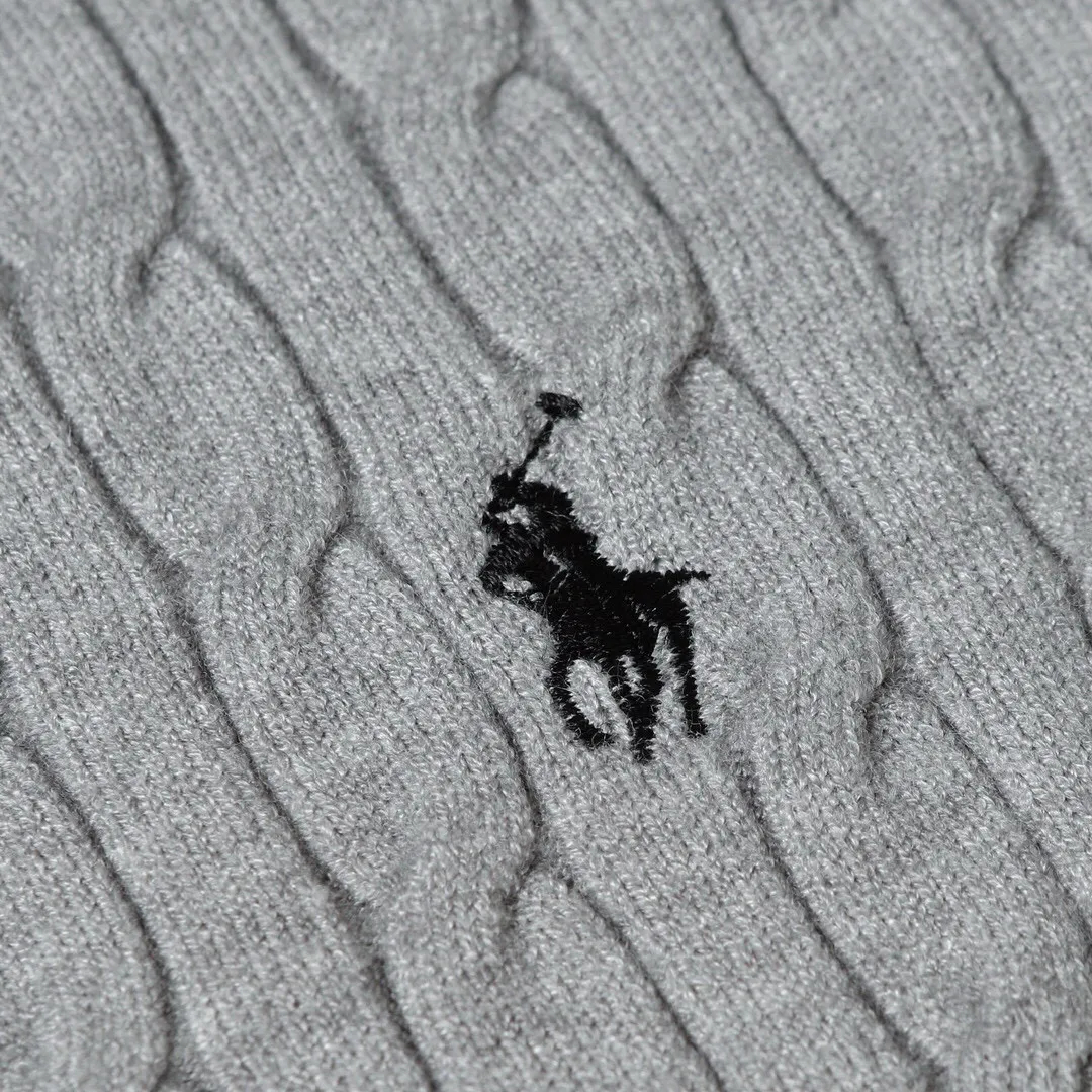 P186 Style No.: 601 -Ralph Lauren RL classic war horse logo embroidered pullover long-sleeved sweater on the chest -The item is made of custom-dyed and custom-spun yarn, purchased from the original version. A full set of customized accessories. Details determine success or failure. Heavy new autumn and winter product. High weight. Soft and delicate. The upper body effect is very nice. Loose fit. Women's model. -Color: white, gray, navy blue, red, khaki, blue, pink. -Sizes: S / M/ Ｌ S size 80-100 jins, M size 100-120 jins, Large size 120-135 jins